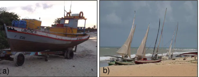 Figura 3 - Embarcações utilizadas na pesca de lagosta na área de estudo:                     a) Barco motorizado;  b) Jangadas