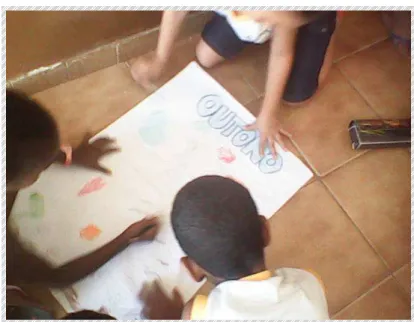 Figura 12: As crianças produzindo cartazes para expor na sala de aula. 