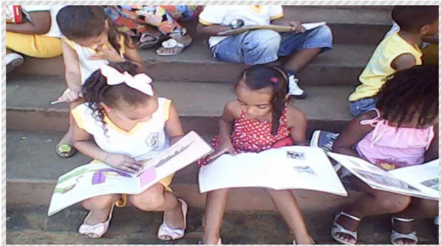 Figura 2: Crianças no momento de leitura ao ar livre (no pátio da escola) 