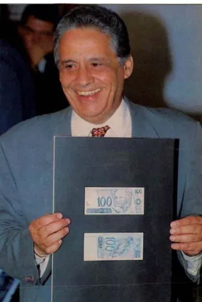 Figura 18 - Fernando Henrique Cardoso, como Ministro da Fazenda, posa para foto com cédula de Real