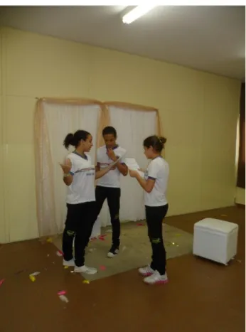 Figura  3:  Alunos  da  EREMT  ensaiando  cena  de  peça  teatral sobre a Independência do Brasil durante o Estudo  Supervisionado, utilizando a sala de reuniões