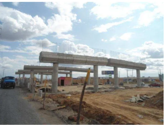 Figura  2  –  Obras  de  construção  do  viaduto  na  Avenida  do  Contorno – BR 304. 