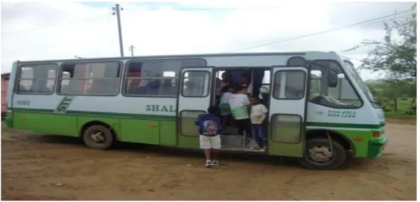 Figura 13 -  ônibus que faz o transporte dos alunos de casa até a escola  Fonte: SANTOS (2010)