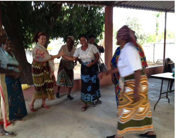 Figura 10 - Dança com as mulheres da cooperativa  Fonte: Autora, 2013 