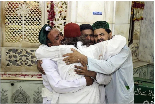 Fig. 2-  Sufis choram a destruição de Santuário Sufi em Lahore, Paquistão,    praticado por grupo de orientação Salafi