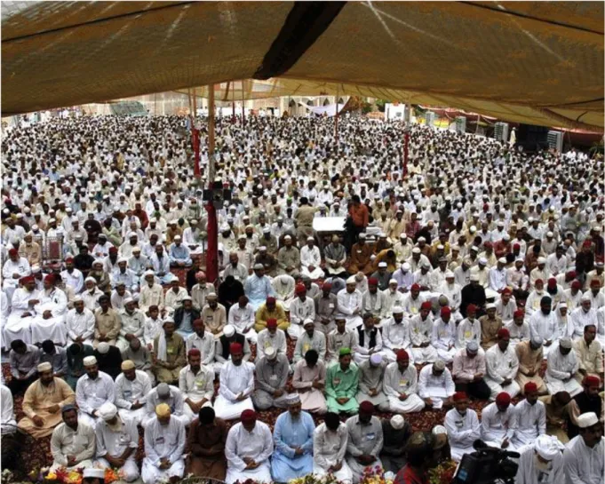 Fig  7  –  Evento  realizado  em  2011  pela  Tariqa  Qadiriyya  no  Paquistão,  conhecido  como  Iʿtikaf  (retiro  espiritual Sufi) e que dura em média 05 dias, o qual reúne inúmeras pessoas, chefiado pelo Shaykh Tahir  al-Qadri, com a prática sistemática