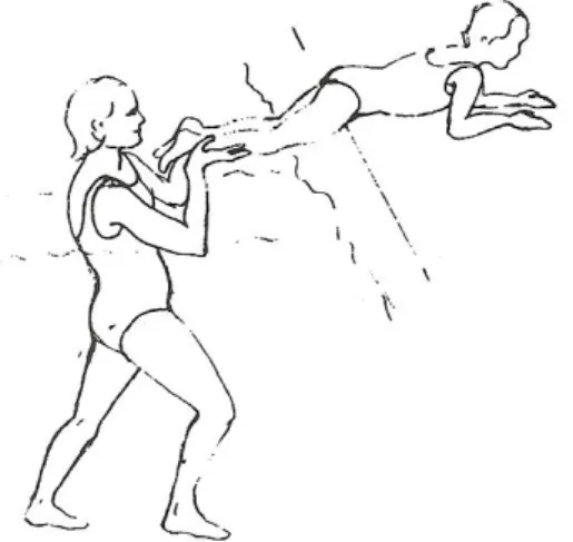 Figura 13 – instrutora apóia nas pernas e eleva a nadadora. 