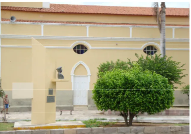 Figura 6: Praça do Ex-Combatente em Parelhas-RN, ao  lado da Igreja Matriz. À esquerda, obelisco com o busto  do capitão da Marinha Lauro Virgílio do Nascimento
