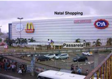 Foto  06:  Imagem  frontal  do  Natal  Shopping.  Na  parte  inferior  da  ilustração,  vendedores  e  alguns 
