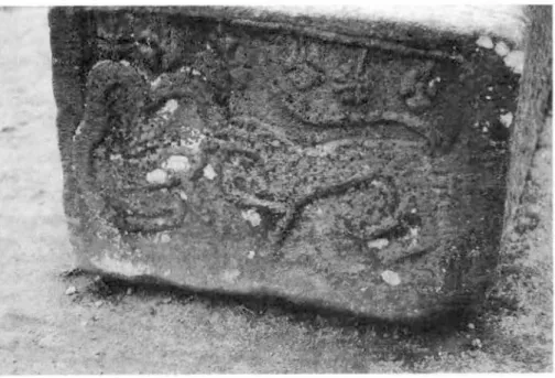 Fig. 2  - Túmulo  de  Faria.  Pormenor da  testeira onde  se  representa  a  luta  entre  uma  ser­