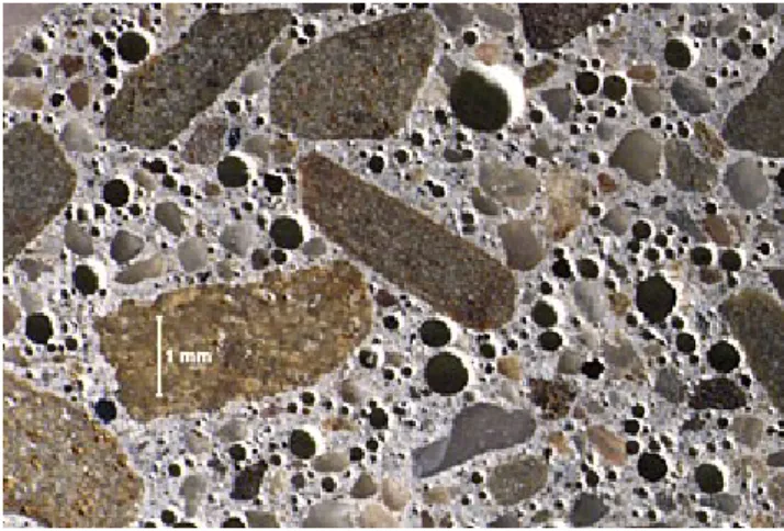 Figura 1 – Exemplo de concreto com ar incorporado (Minkara, et al., 2015)  As  microbolhas  ou  microporos  (menores  que  300µm)  de  ar  incorporado,  homogeneamente distribuídas, dificultam a penetração de água na massa da matriz, tornando  o concreto m
