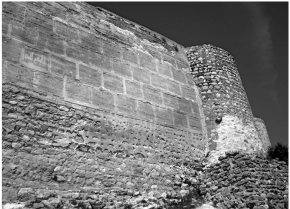 Fig. 2. Inscripción árabe en el “falso despiece” del castillo de Alcalá de Xivert (Castellón)