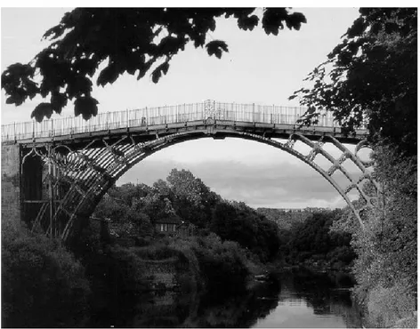 Figura 1.1 - Ponte em arco de ferro fundido em Coalbrookdale, Inglaterra  (FIALHO, 2004)