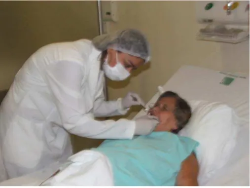 Figura 4. Exame periodontal sendo realizado no leito hospitalar do setor da Hemodinâmica do 