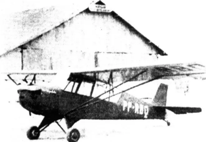 Foto  da  época  da  fundação  do  Aero-Clube  de  Goiaz.  O  avião  de  treinamento  de  prefixo  “PP-RBQ” à frente da sede daquela instituição