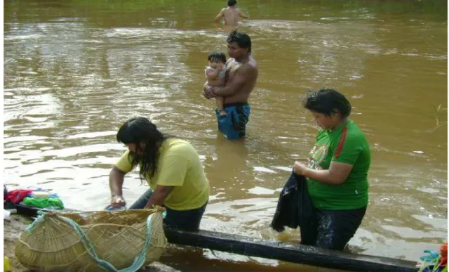 FOTO 4 - Mulheres Xavante lavam roupas no rio. Acervo Silvana Maracaípes. (2008)