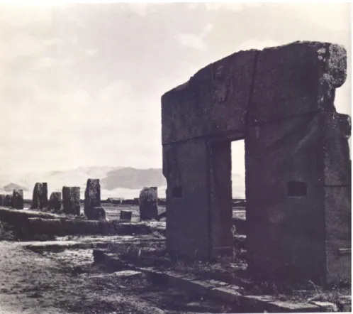 Figura 3. “‘Puerta del sol’; Tiwanaku, La Paz, Bolivia”. Foto: Reproduzida no livro Eternidad en los Andes