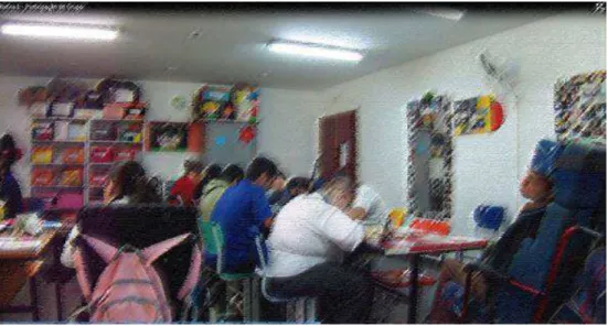 Fig. 08  – Alunos  fazendo atividades em sala de aula. Fotografia. Fonte: Acervo da autora, 2012