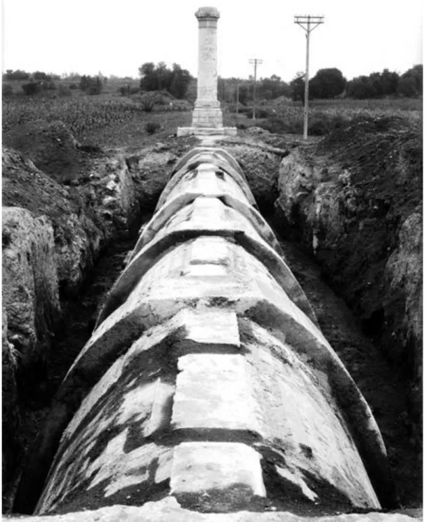 Figure 26. Canal et cheminée de ventilation de l'aqueduc de Xochimilco, c. 1910. 
