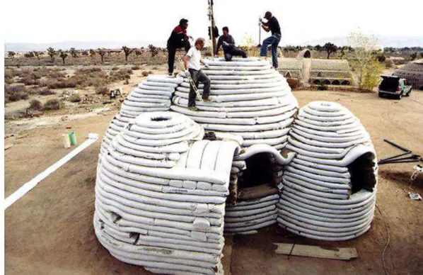 Figura 7  – exemplo de construção em Superadobe  Fonte: CAL-EARTH, 2015. 