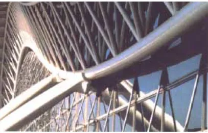 Figura 2.29 – Detalhe de treliça espacial triangular curva. Aeroporto Kansai em  Osaka, do arquiteto Renzo Piano