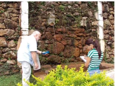 Foto 3  –  Coleta de amostras e medição dos parâmetros físicos  (Fonte Pessoal, 2010)