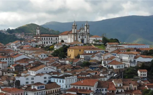 FIGURA 1 – Ouro Preto – Vista panorâmica  Fonte: aventurasbr.com 
