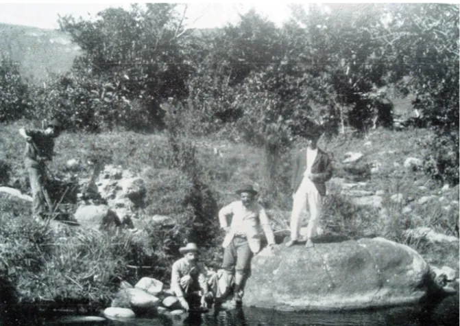 FIGURA 9 – Agricultores a batear ouro no Ribeirão do Salto (1912) nas proximidades da Fazenda do  Tanque, em Ibitipoca - Fotogra� a: Álvaro Astolpho da Silveira, abr.1912