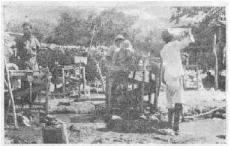 Figura 2 - Caixas rudimentares de lavagem de aluvião aurífero,                       Fonte: GUIMARAES (1942)