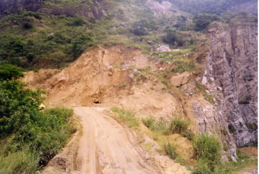 Figura 4  –  Foco de erosão no flanco de uma cava de pedreira. Esta área foi decapeada  sem  a  devida  estabilização,  gerando  taludes  com  alturas  extremamente  grandes  e  alta  declividade