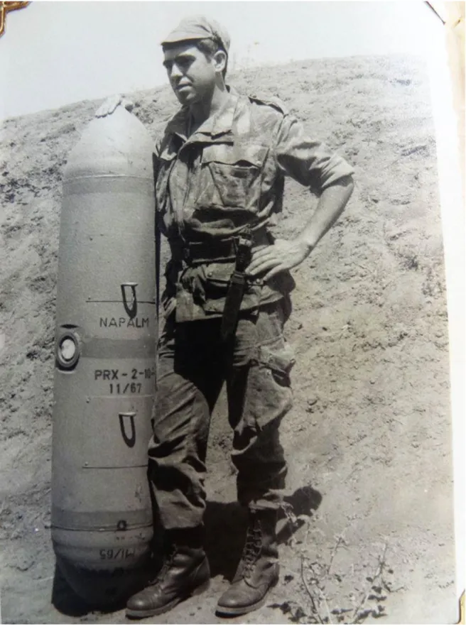 Figura nº 18 - Militar a segurar uma bomba de Napalm  Fonte: Imagem cedida pelo Tenente-Coronel Pedro Marquês de Sousa 