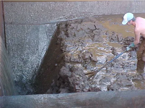 Figura 07 - Procedimento de limpeza do lodo acumulado no fundo dos decantadores - Fonte: 