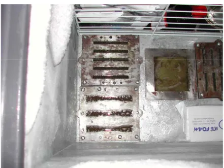Figura 4.3.2–Moldagem de corpos de prova preenchidos em moldes de aço em freezer a   –9,2 o C com resina estervinílica