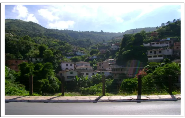Figura  2.2:  Ocupação  de  drenagem  natural  no  bairro  São  Francisco,  Serra  de  Ouro  Preto  –  Ouro Preto/MG