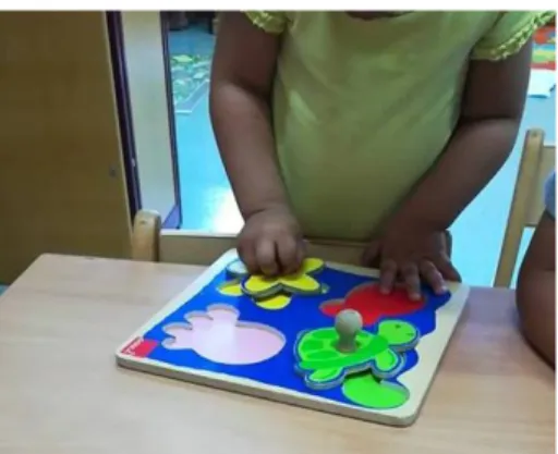 Figura 4 - Criança a explorar o encaixe das  peças. 