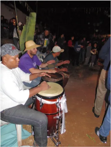 Ilustração  12:  Tocadores  de  Tambus  e  Tumbadoras.  Os  jongueiros  tocam  os  tambores  durante a festa de jongo na comunidade da Tamandaré em 2014