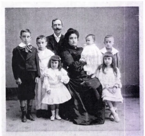 Figura  l:  Mário  Saa  (segundo  a  contar  da  esquerda)  com  os  seus  pais  e  irmãos,  c