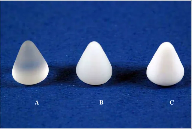 Figura 1. Imagem dos três tipos de cones, compostos pelos biomateriais utilizados: A)  biovidro; B) biovitrocerâmico I; C) biovitrocerâmico II