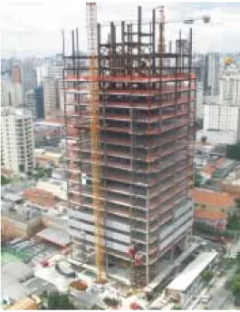 FIGURA 4.26 – Vista panorâmica do edifício E-2, durante a montagem da estrutura. 