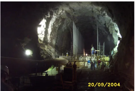 Figura 2.4 – Execução do Tampão do Túnel de Desvio Superior  2.4.2  – “Plug” em CCR da barragem 