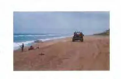 Foto 13: Turistas estrangeiros (sul africanos) a pescarem, ao lado, sua viatura de tracção às 4 rodas  estacionada na Praia de Xai-Xai