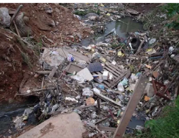 Figura 7: Problema do lixo jogado no Córrego do Bispo no momento em que passa pela Favela  do Sapo