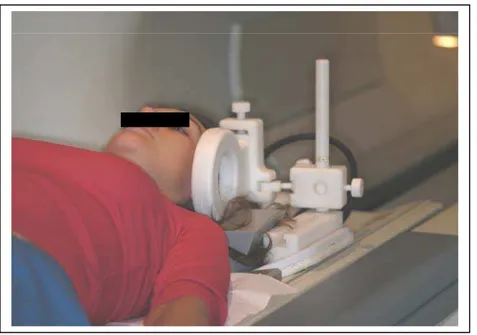 Figura 5- Paciente posicionado no aparelho utilizado para obtenção da  ressonância nuclear magnética da ATM esquerda