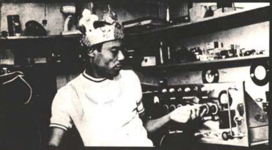 fig. 8 - King Tubby em seu “laboratório de som”