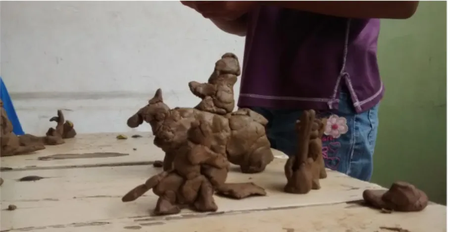 Figura 3 – Patrick expõe sua modelagem de argila de dois homens em seus cavalos. 