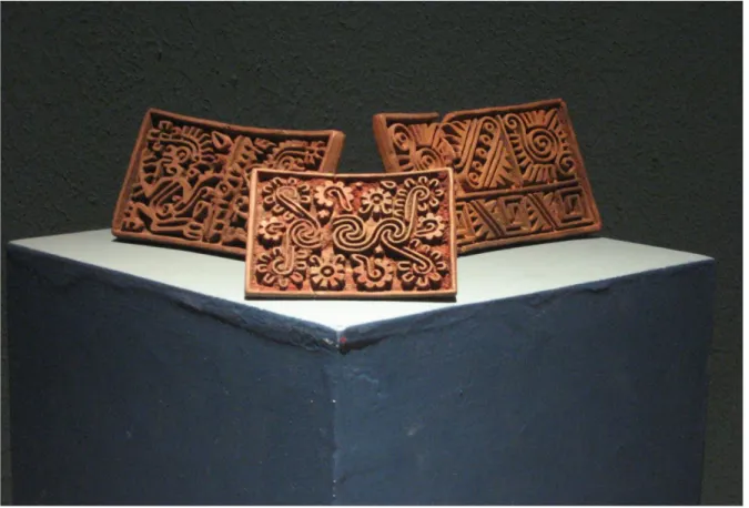 Figura 5 – Selos de estampar astecas feitos de barro cozido, atualmente exibidos no Museu do Templo Maior,  incluem imagens de flores e serpentes estilizadas