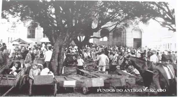 Figura 3.1- “Carrinhos de Mão” estacionados nos fundos do Mercado Municipal  1935. (fonte: Museu Tuany Toledo)