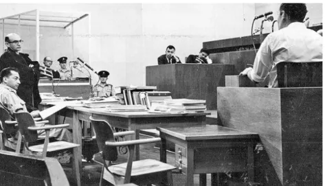 Figura 1 – Eichmann na cabine de vidro em uma das sessões do julgamento. 