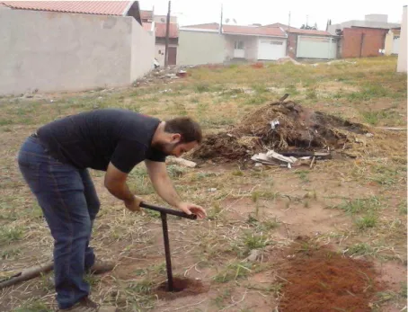 Foto 2 - Coleta de amostras em profundidade no ponto 4. 