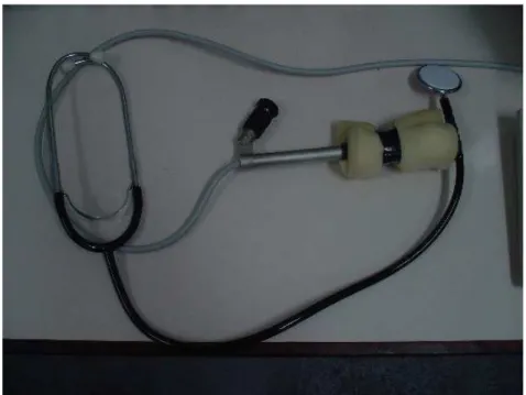 Figura 3.1  – Estetoscópio: microfone acoplado próximo à  campânula e as olivas liberadas para a ausculta